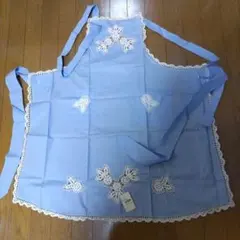 水色のレース付きエプロン