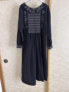 somari 花柄刺繍 丸襟ワンピース