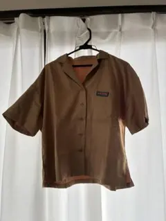 ベージュ 半袖シャツ