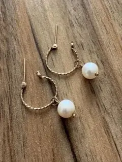 バイカラー チェーンフープ ピアス | K10YG レッド cuicui - メルカリ