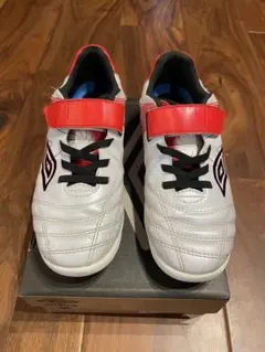umbro フットサルシューズ ホワイトのサムネイル