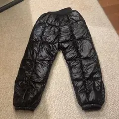 黒のナイロン製キルティングダウンパンツ