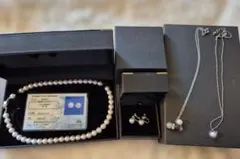 真珠のネックレスとイヤリングのセット