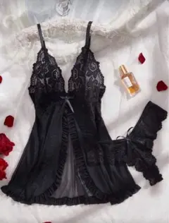 黒レースとサテンのキャミソールとショーツのセット