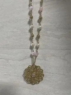 ゴールドとピンクの花形ネックレス