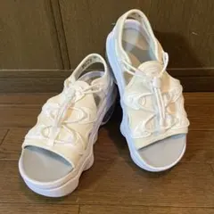 【美品】ナイキ エアマックス　ココ サンダル　厚底 AIR MAX ホワイト24のサムネイル