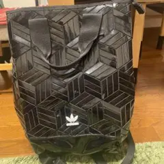 adidas 幾何学模様 ブラックバッグ