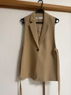 ZARA ベージュ ノーカラーベスト サイドリボン付き