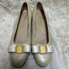 Salvatore ferragamo フェラガモ パンプス　ヴァラリボンのサムネイル