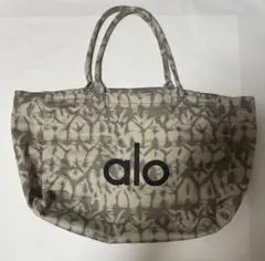 alo yoga トートバッグ ノベルティ ショッパーバックタイダイ柄 - メルカリ