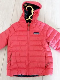 patagonia 赤いダウンジャケット フード付き