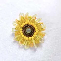 【ハンドメイド】きらめくひまわりのビーズ刺繍ブローチ（イエロー＆オレンジ）