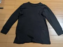 黒の長袖シャツ