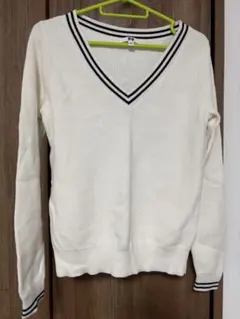 ユニクロ　Vネック　セーター　白　Mサイズ