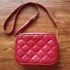 セール中❗レッド キルティング ショルダーバッグ　オシャレ