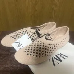 新品タグ付き　ZARA ニット フラットシューズ ベージュのサムネイル