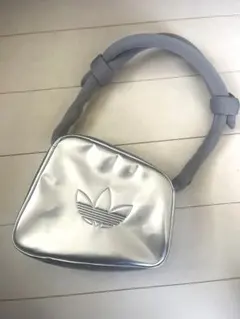 adidas メタリックシルバー ショルダーバッグのサムネイル