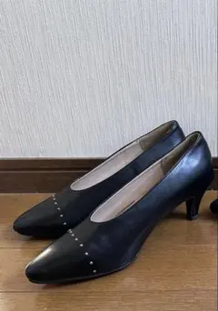 スタッズパンプス