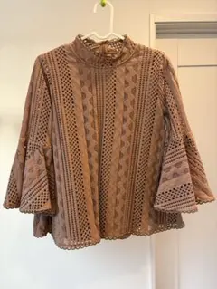 【お値下げ】マイカ&ディール レース編み ベージュ フレア袖 トップスのサムネイル