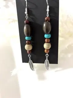 羽根つきウッドピアス