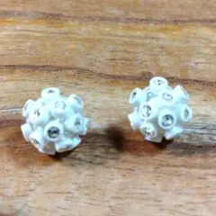 白いクリスタル装飾のスタッドピアス