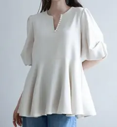 SAISON DE PAPILLON♡パール付キーネックブラウスのサムネイル