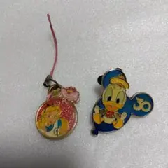 ディズニーリゾート　ドナルドダック 30周年ピンバッジ　アリスストラップ