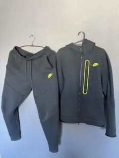 NIKE　テックフリース　セットアップ　ブラック×ボルト