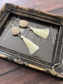 タッセル付きクリーム色ピアス　アジアン風