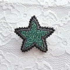 ビーズ刺繍 星ブローチ グリーン×ガンメタ ハンドメイド