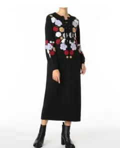 グレースコンチネンタル　黒花柄刺繍 ロングニットワンピース