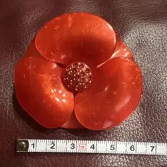 赤い紅葉をモチーフにした磁器製の帯留めです 赤い紅葉をモチーフにした磁器製の帯留めです - メルカリ
