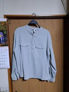 グリーンの長袖シャツ