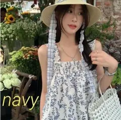 花柄　シフォン　ノースリーブ　ゆるふわ　太めの肩ヒモ　スクエアネック　韓国　紺