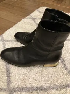 トゥモローランド　ブラックレザーブーティ ゴールドヒールのサムネイル