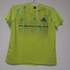 adidas のキッズ用Tシャツです。 サイズ：140