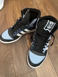 adidas ブラック/ブルー ハイカットスニーカー