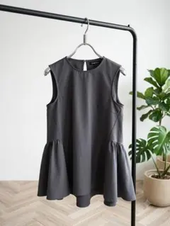 【美品】Arpegestory ぺプラムノースリーブカットソー グレーのサムネイル