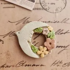 陶器　鳥とお花リース【2】のブローチ