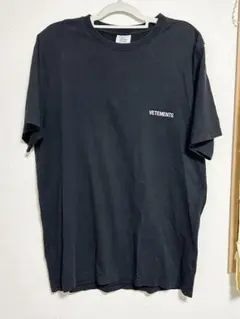 VETEMENTS ヴェトモン Tシャツ ワンポイントロゴ ブラックのサムネイル