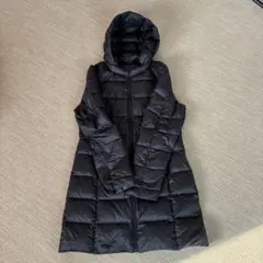 フード付きブラックロングダウンジャケット