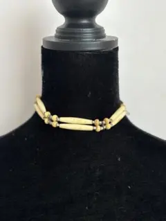 クリーム色の天然素材チョーカー