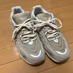 New Balance ML725 ベージュスニーカー