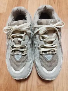 New Balance 725 ベージュ スニーカー