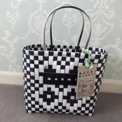 新品MARNI マルニ フラワーカフェ マーケット チェック柄 かごバッグ 黒白のサムネイル