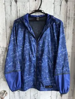 青のフード付きウィンドブレーカー