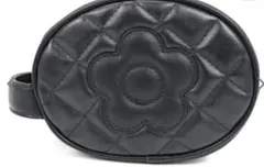 マリークワント スクエアキルトデイジーパッチ ワンハンドルポーチ