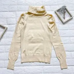 rU JEANS アールユージーンズ タートルネックニットセーター クリーム 2のサムネイル