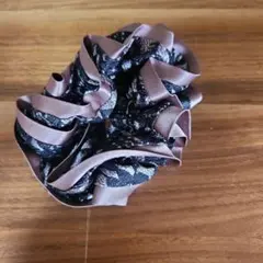 フリル付きレースシュシュ 黒と茶色