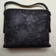♡印伝屋鹿革漆塗り、黒の花柄エンボス加工ハンドバッグ